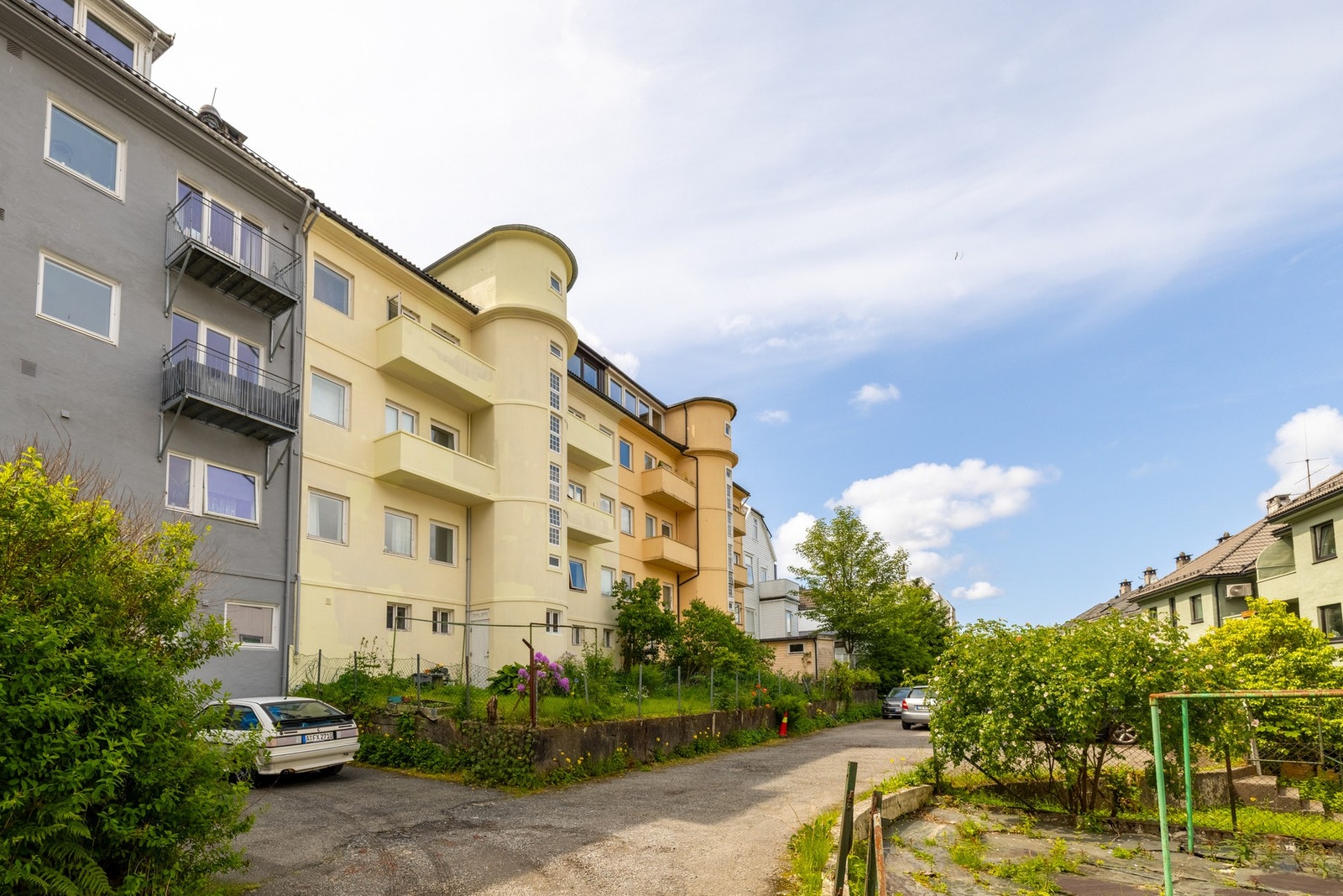 Sameiet har en rolig bakhage som beboerne kan benytte seg av. Galleribilde