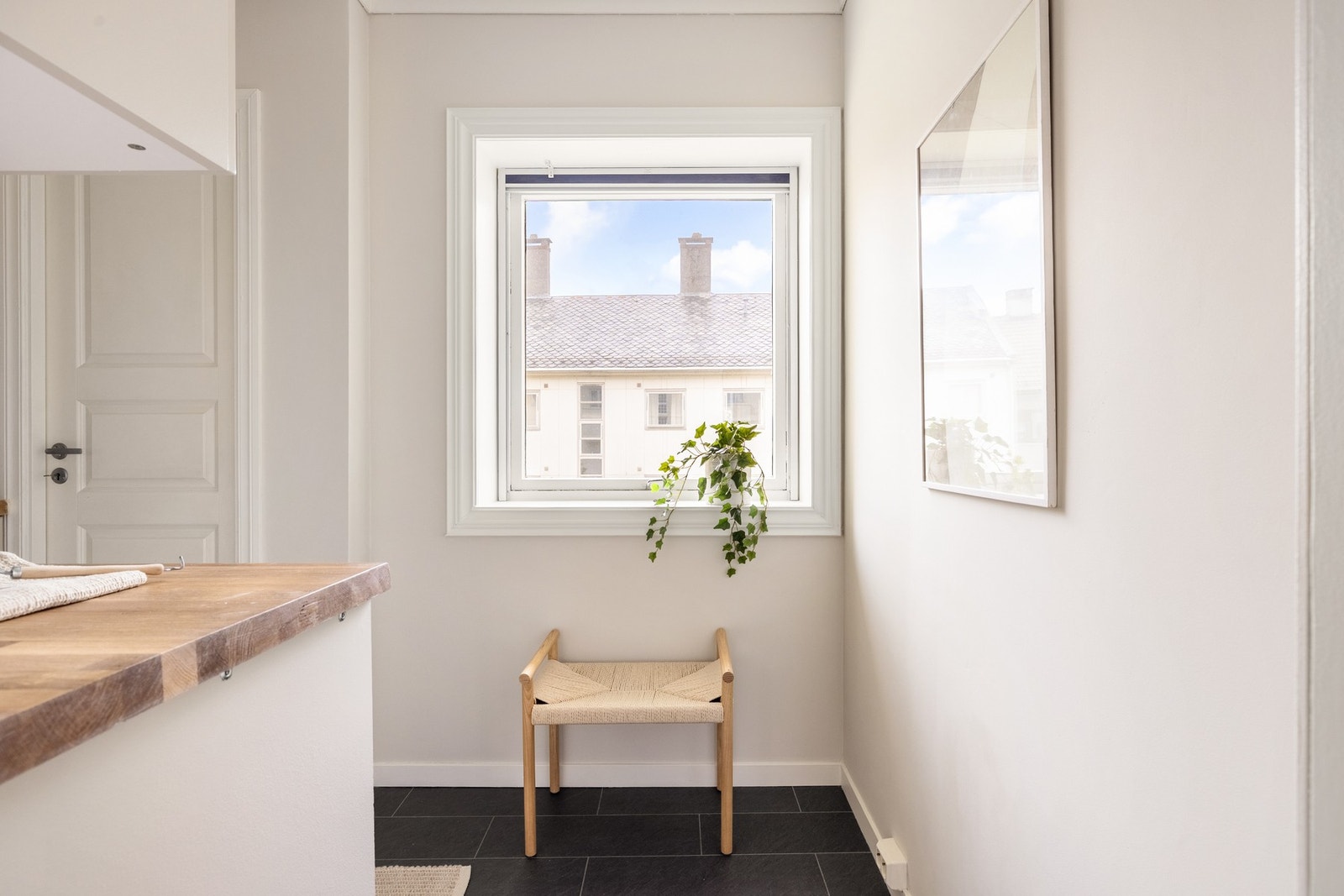 Kjøkkenet ligger adskilt fra stuen og måler 5,5 kvm. Veggene er nymalt i 2025! Galleribilde