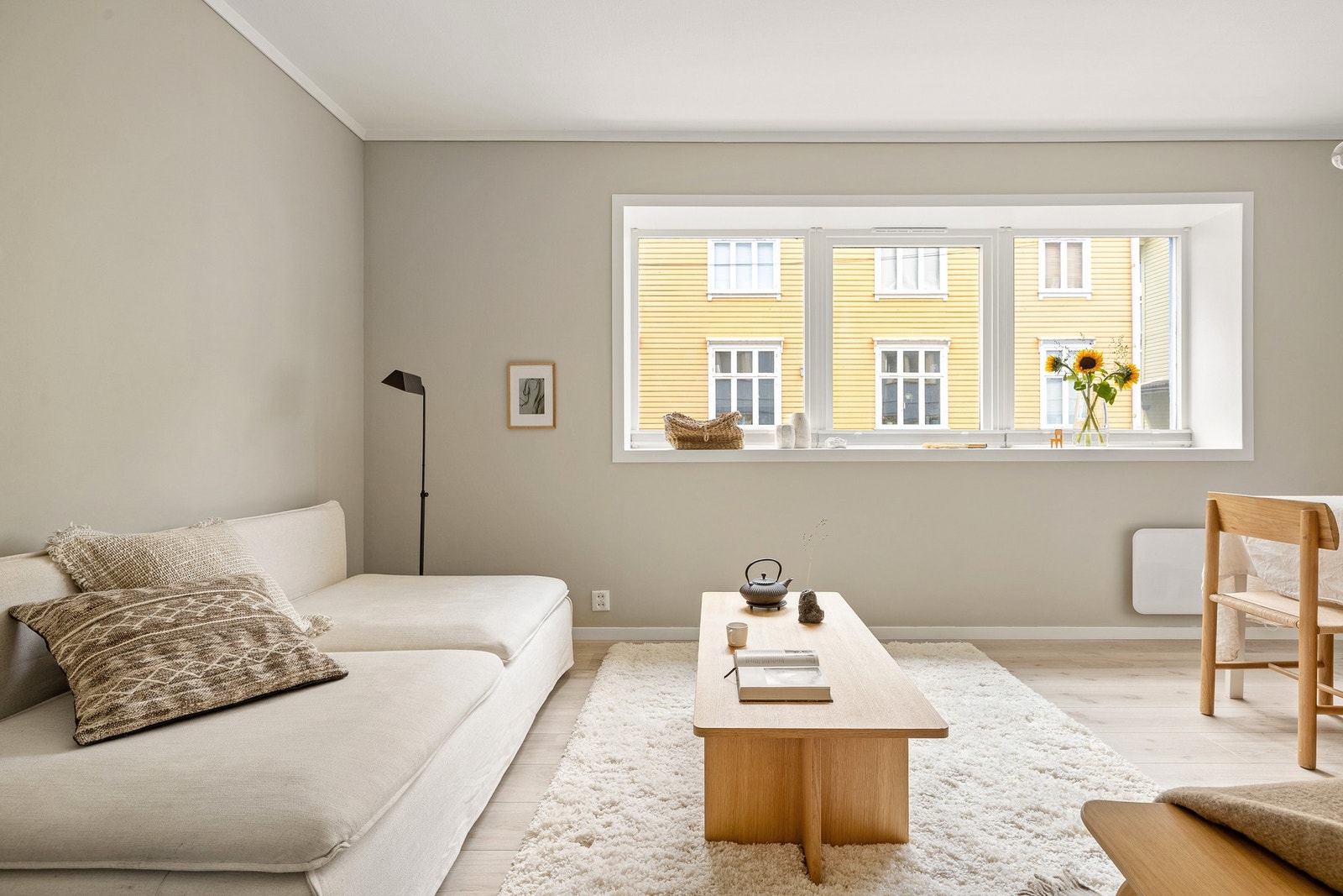 Godt lysinnslipp på stue og praktiske plissegardiner på alle vinduer. Galleribilde