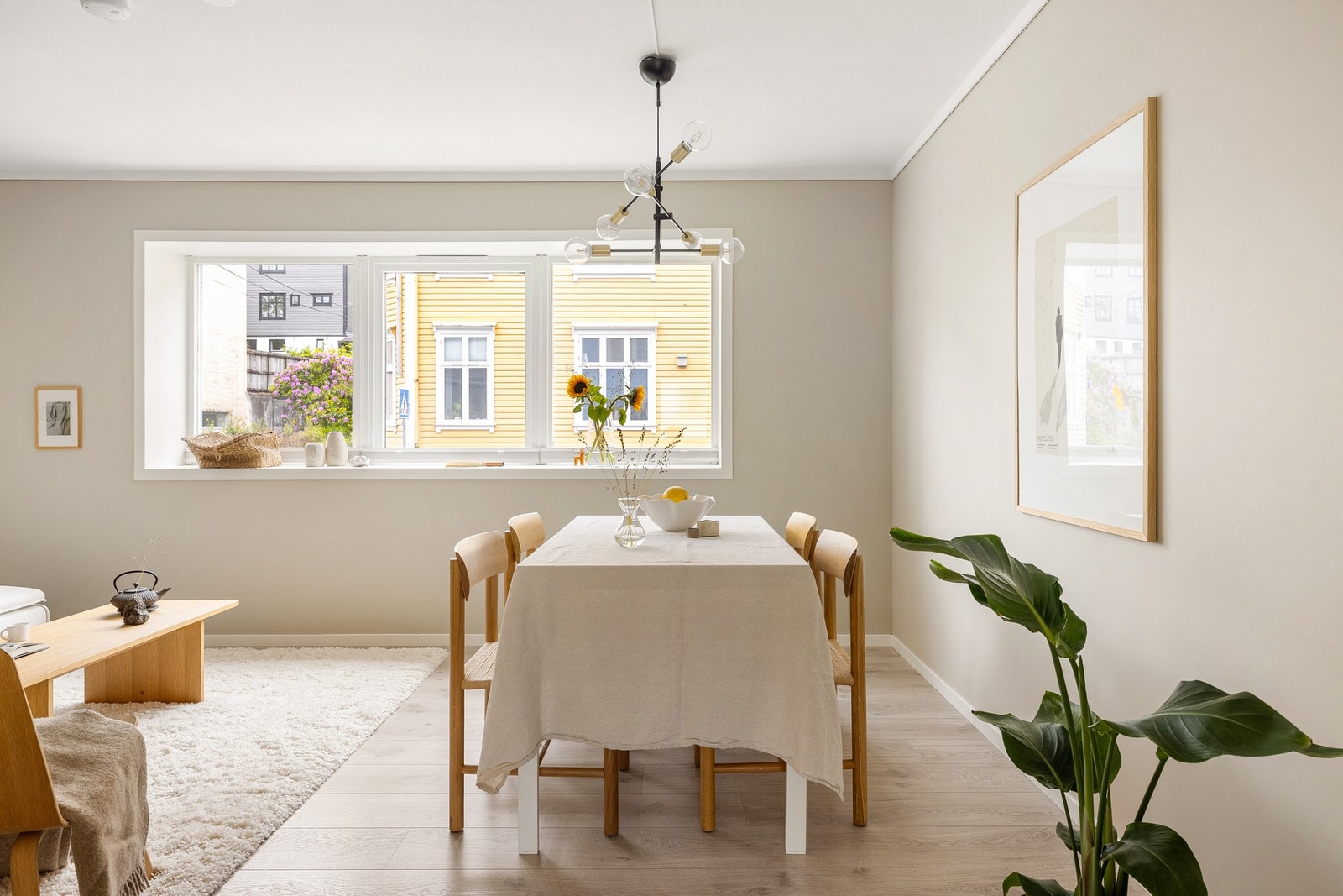 Vi beveger oss videre inn til hjertet av leiligheten, som er den lyse og moderne stuen på 18,6 kvm. Galleribilde