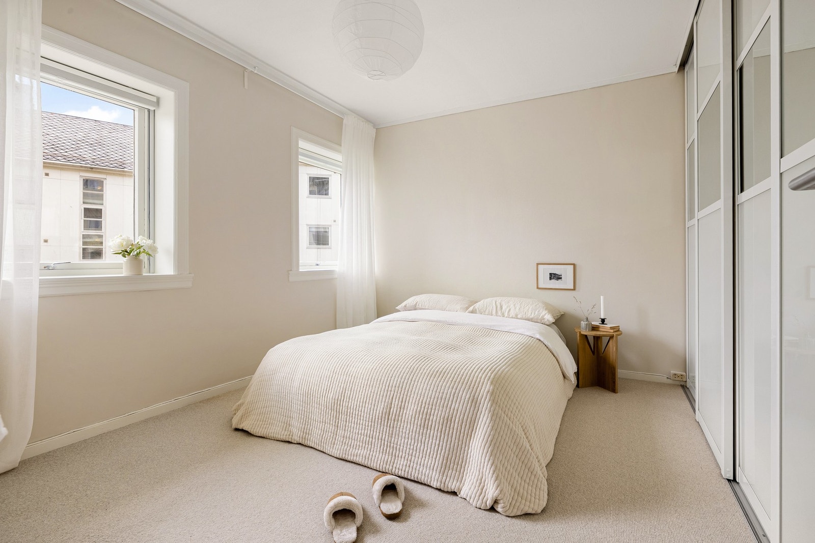 Fra entrèen er det tilkomst til soverommet, som måler hele 12,7 kvm. Galleribilde