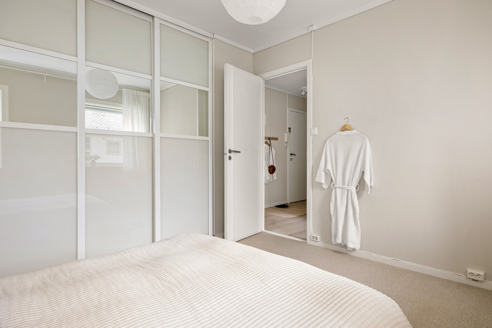 Bak skyvedørene skjuler det seg en romslig walk-in garderobe. Galleribilde