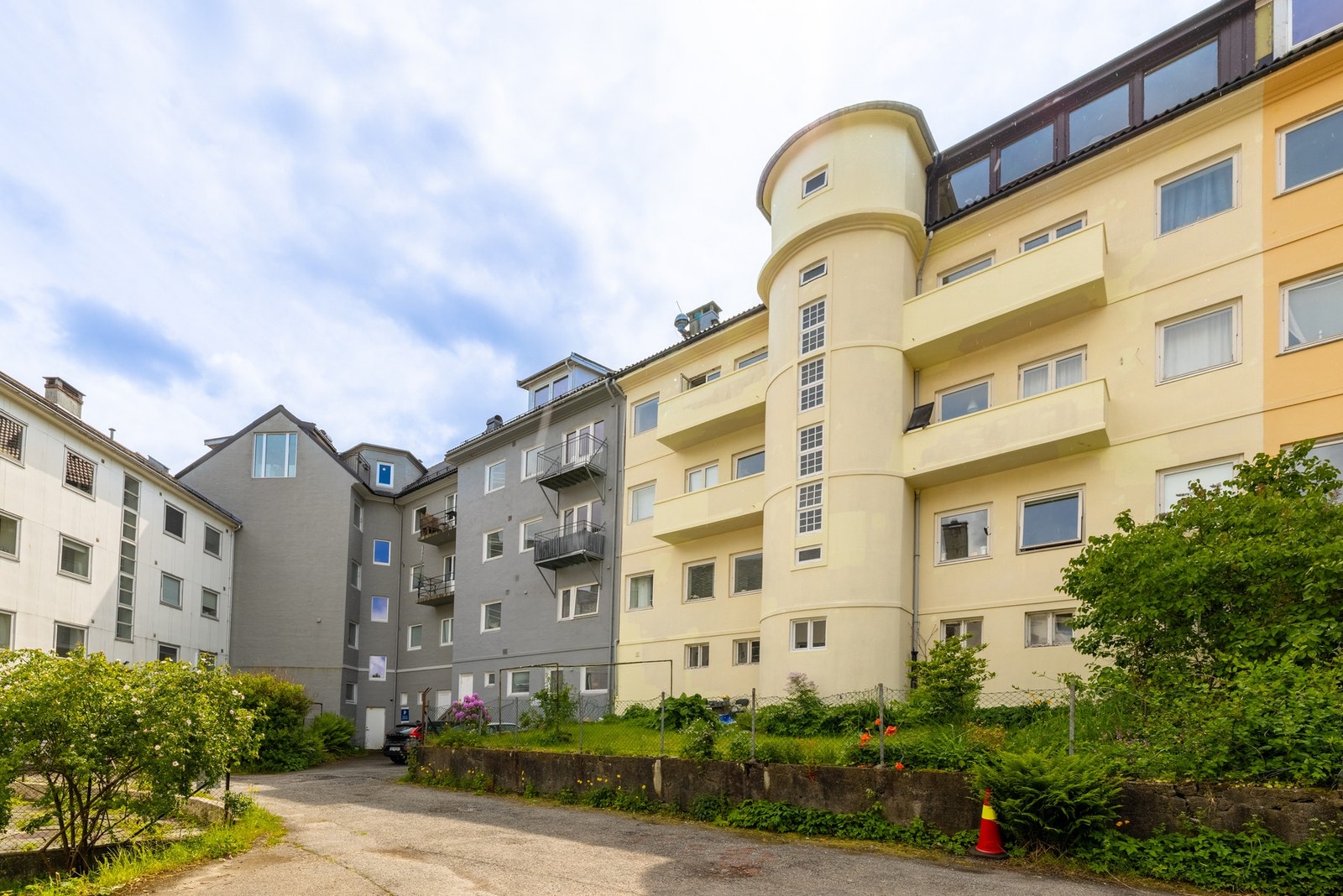 Soveromsvinduene i leiligheten vender mot sameiets rolige bakhage. Galleribilde