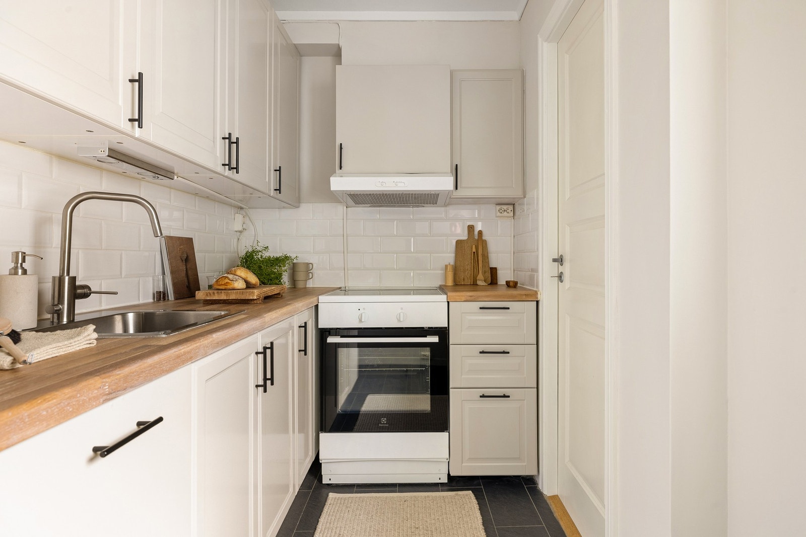 Det er god lagringsplass på kjøkkenet og alle hvitevarer medfølger handelen. Galleribilde