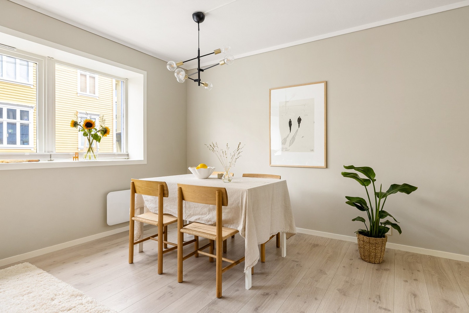 I stuen er det enstavs laminat på gulv og slette vegger - malt i 2020 og 2025. Galleribilde