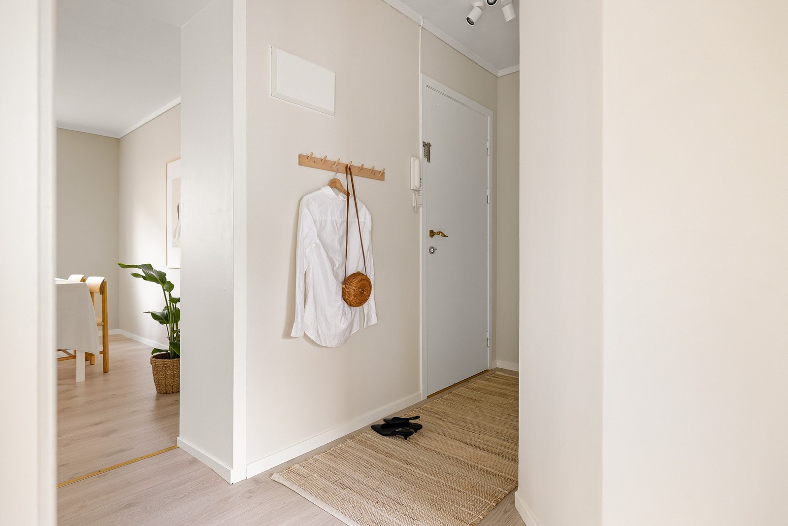 I entréen er det enstavs laminatgulv og slette vegger - nymalt i juni 2025. Galleribilde