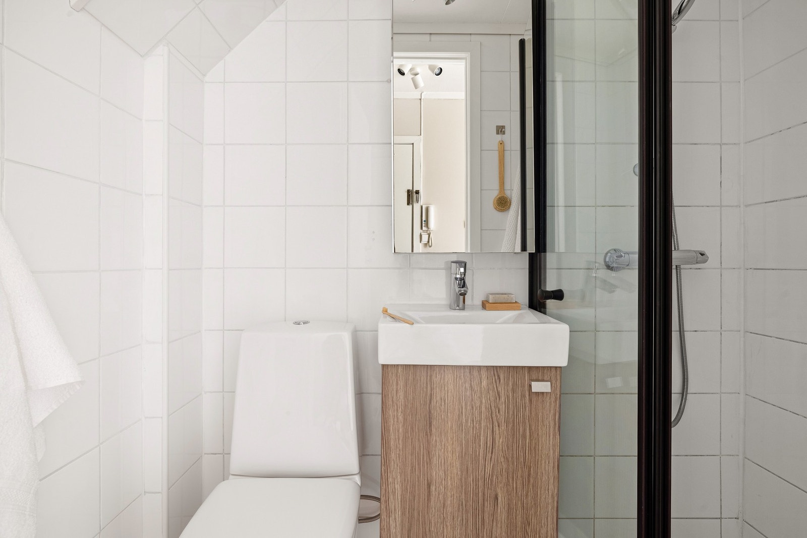 Baderom med detaljer i sort og rustfritt stål, samt god oppbevaring i skap. Nytt toalett fra 2025. Galleribilde