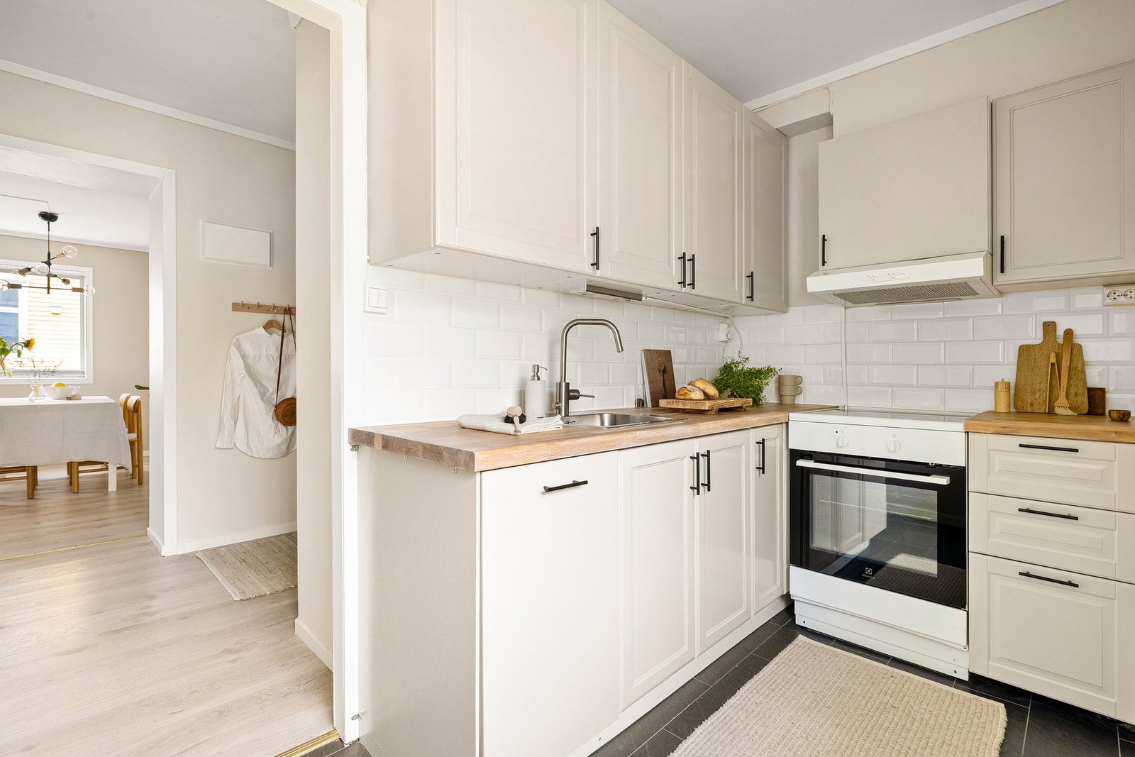 Svært innbydende kjøkken med god benkeplass og nylakkerte fronter. Galleribilde