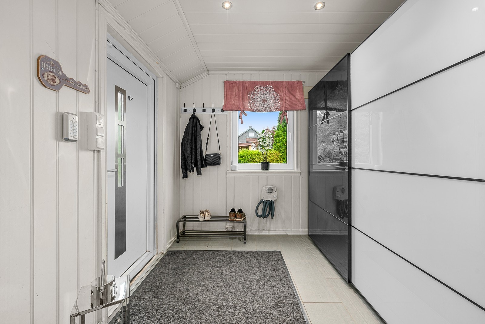 Entré med stor garderobe Galleribilde