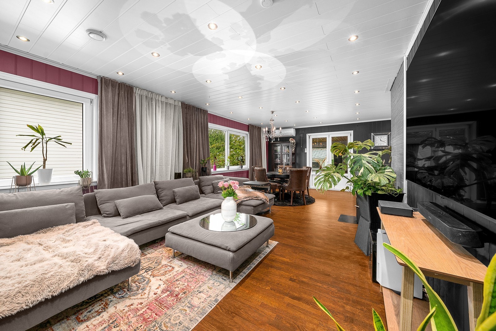 Stor stue med plass til stor sittegruppe Galleribilde