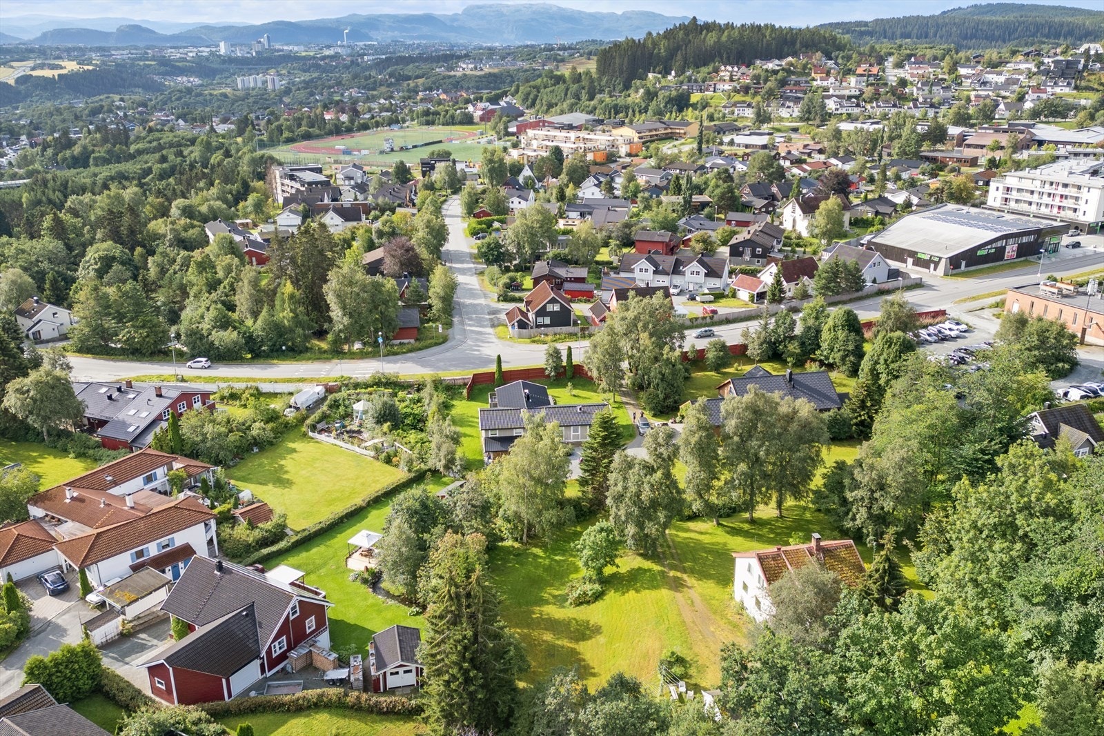 Fra eiendommen er det kort vei til Dalgårdbanen, barnehage, skole, nærbutikk, busstopp og bymarka. Galleribilde