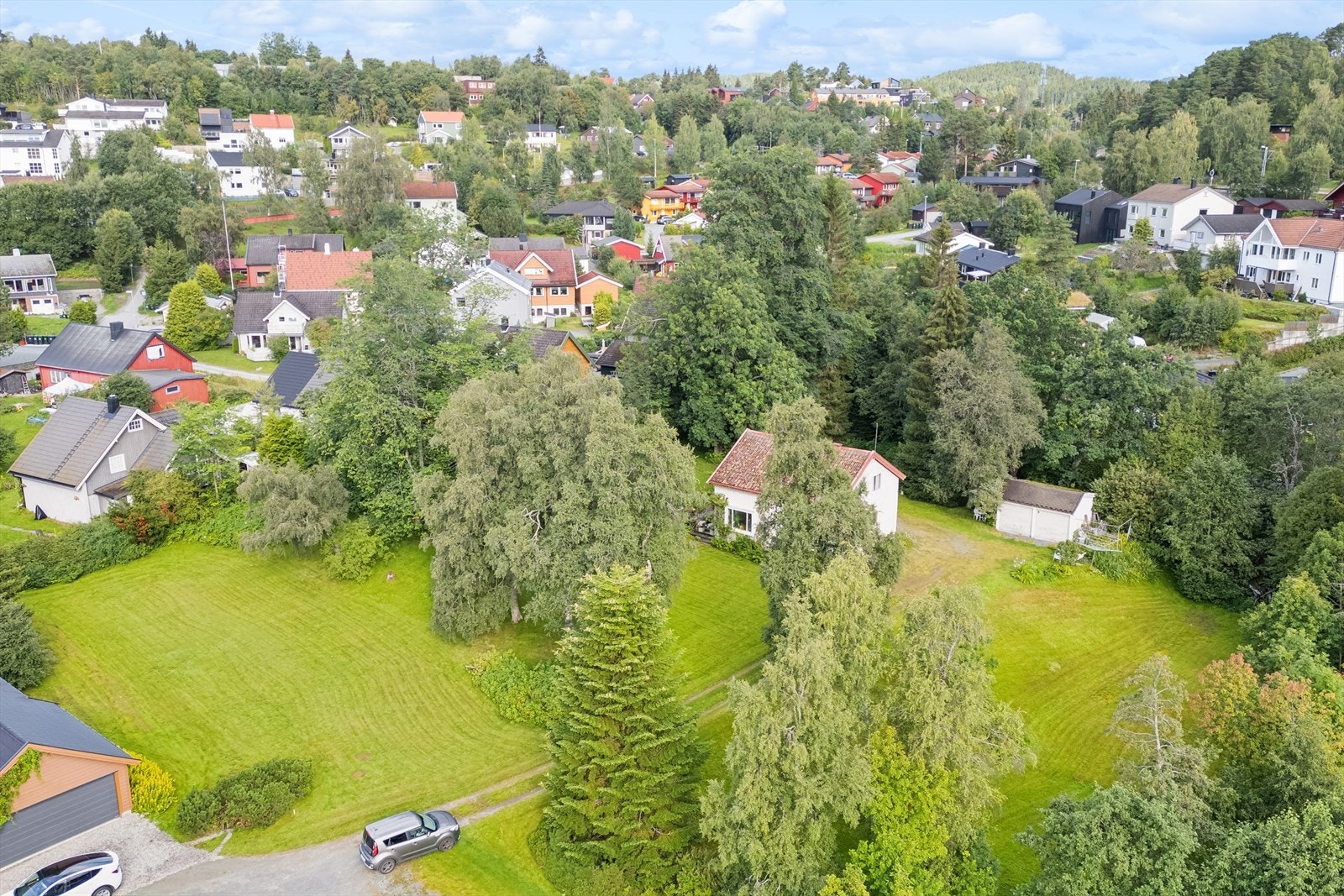 Tomta ligger fint til i et rolig boligområde. Galleribilde