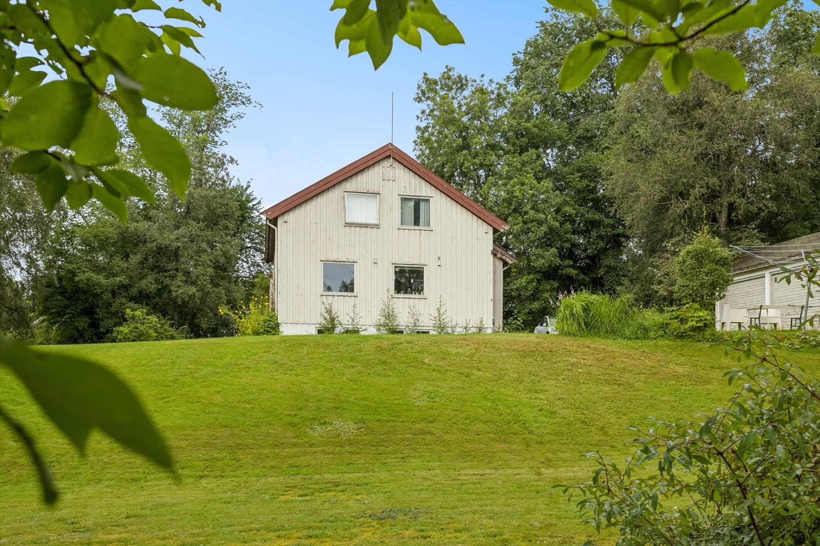 Opprinnelig bruksnavn på eiendommen er "Dalen, Ferstad" - det foreligger håndskrevet byggesøknad samt bygningstegninger som kan sees hos meglerforetaket. Galleribilde