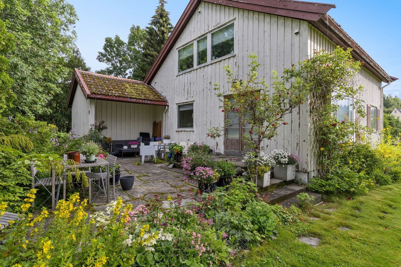 Fra stuen i første etasje er det utgang til en skiferbelagt utesone med tilliggende bod. Galleribilde