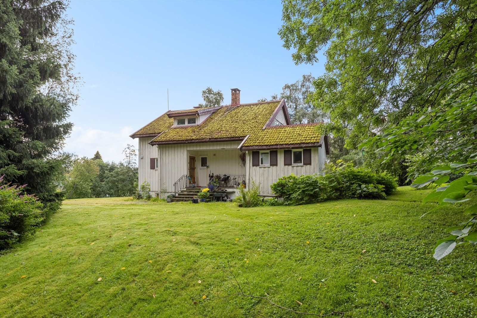 Boligen bærer preg av etterslep på utvendig vedlikehold. Galleribilde