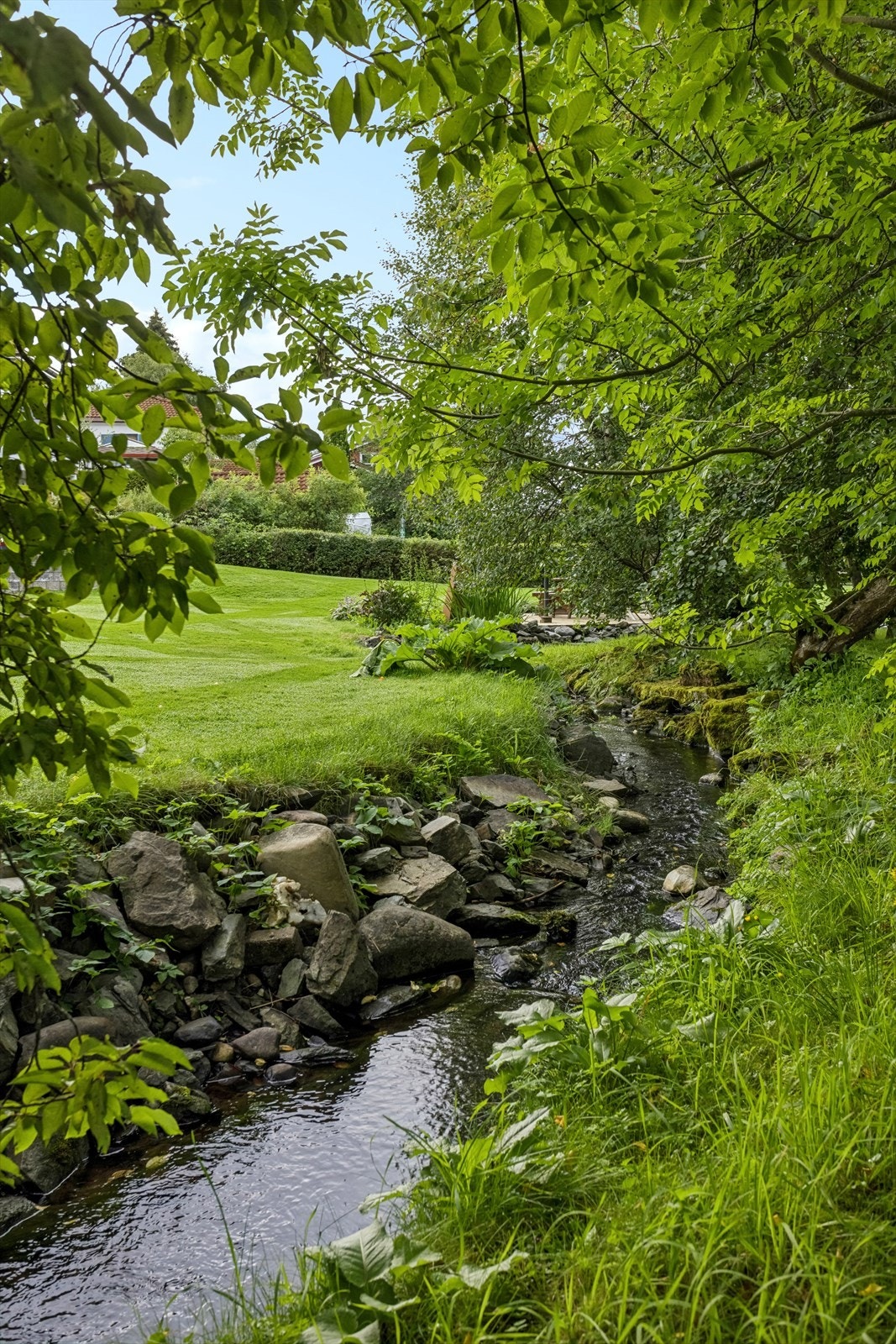 Rundt eiendommen renner det en koselig bekk. Galleribilde