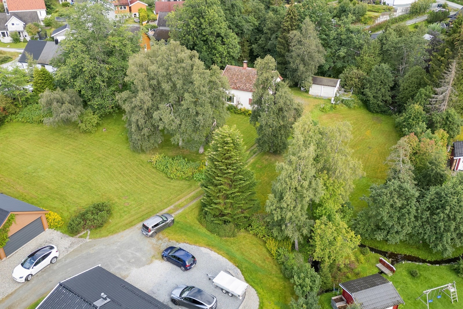 På tomta står det en enebolig fra 1959 som ble oppgradert noe i 2010. Boligen er ellers i hovedsak som fra byggeåret og fremstår i teknisk god stand men har behov for en del oppgraderinger for oppnå dagens krav til komfort, sikkerhet og energieffektivitet Galleribilde