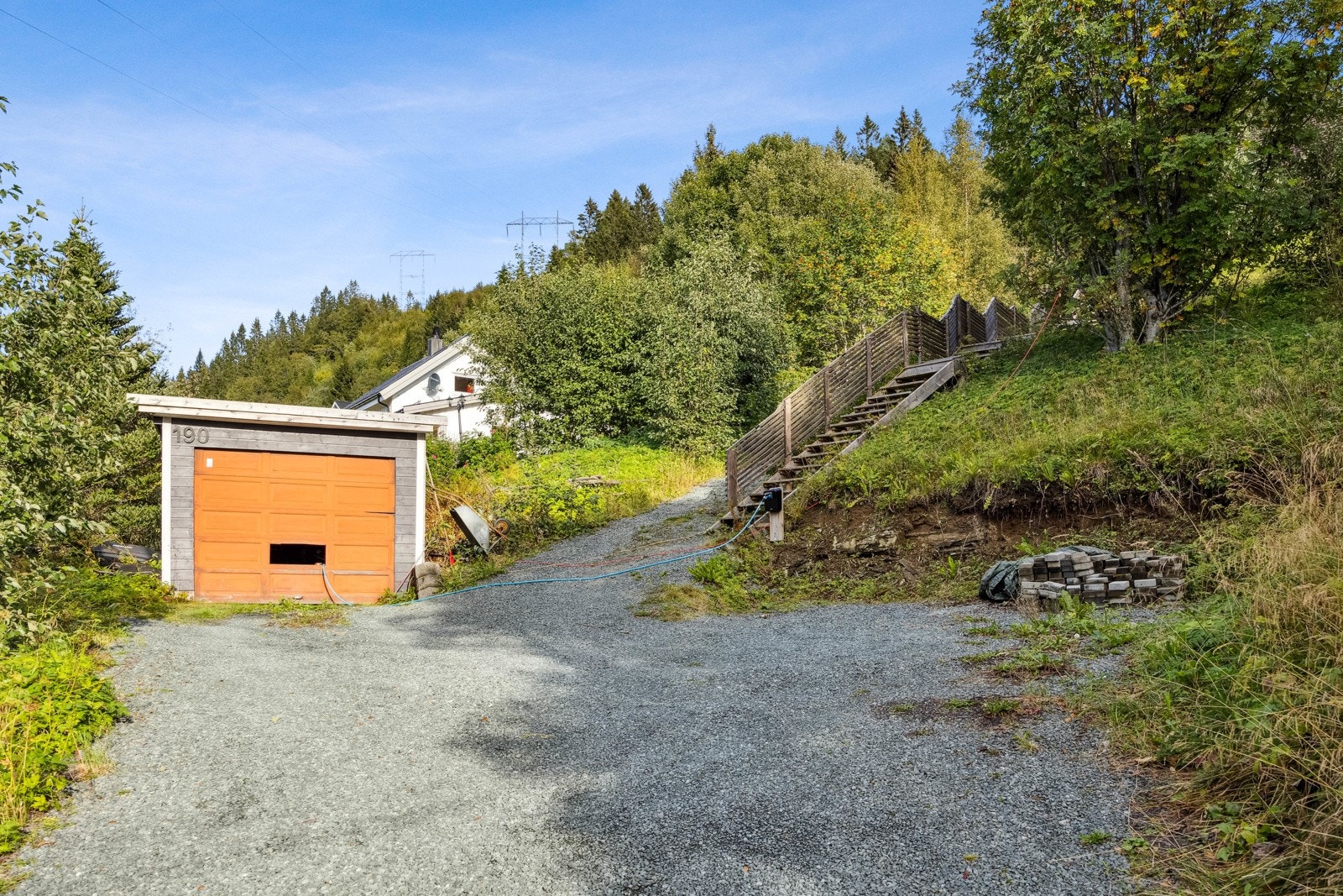 Det er montert ladeboks for elbil som medfølger salget. Galleribilde