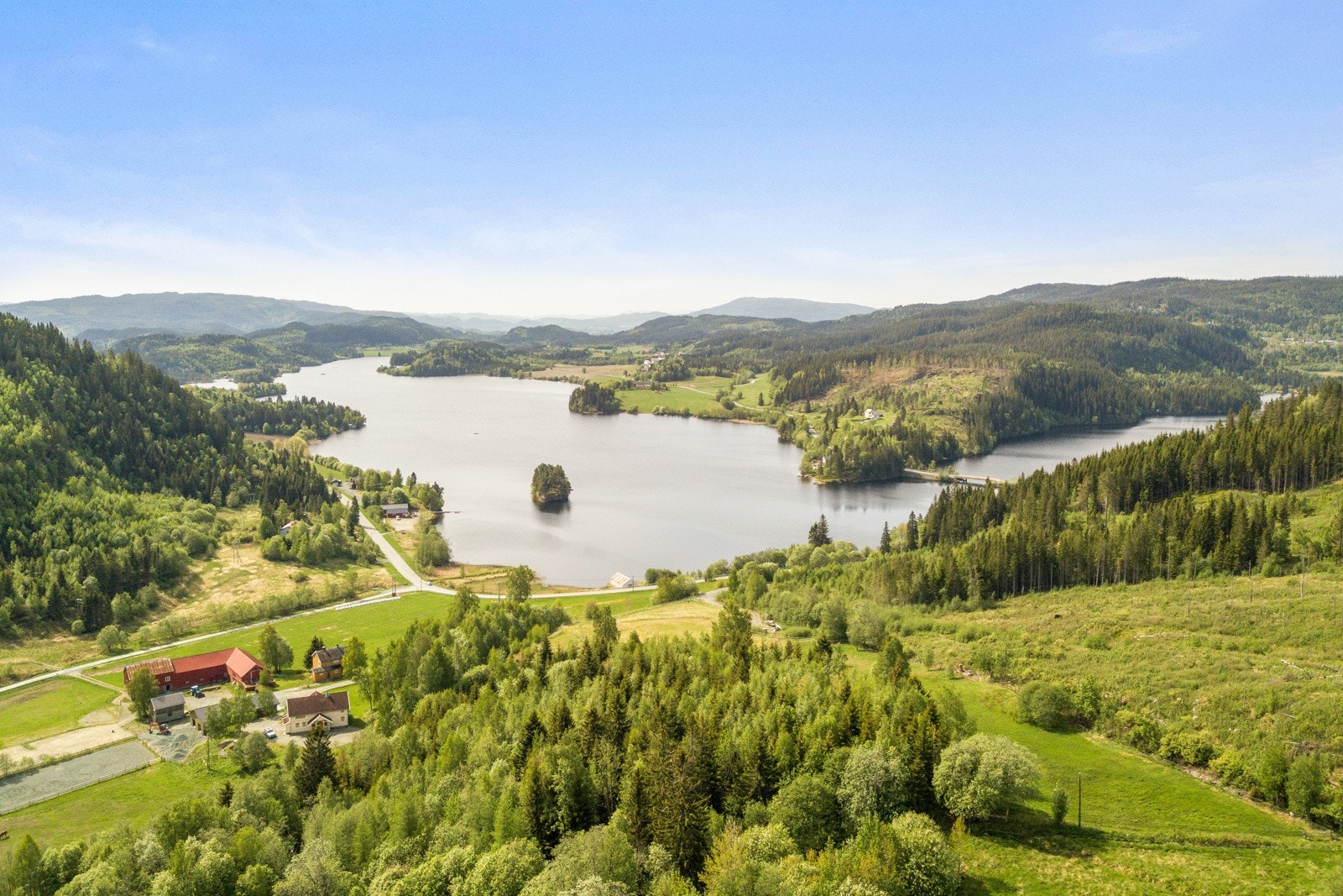 Området har umiddelbar nærhet til skog og mark og ligger like ved inngangen til Jonsvatnet. Galleribilde