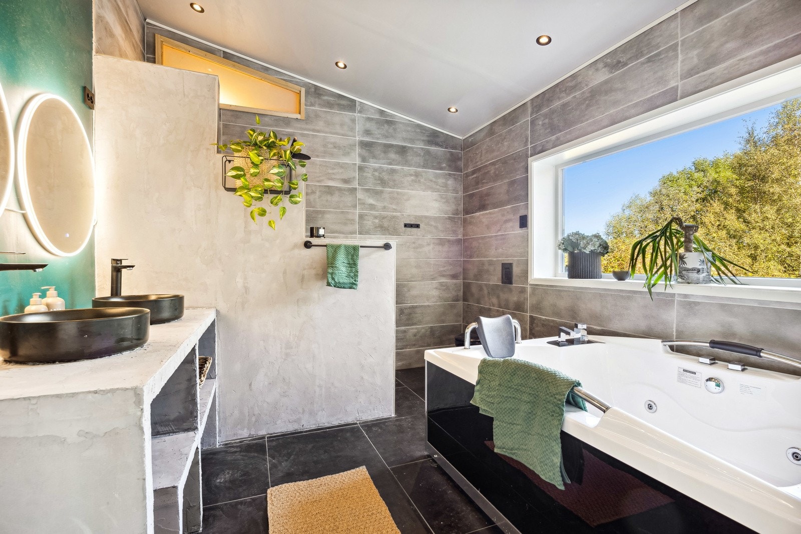 Det 10 kvm store badet er innredet med fliser på gulv og vegger. Galleribilde