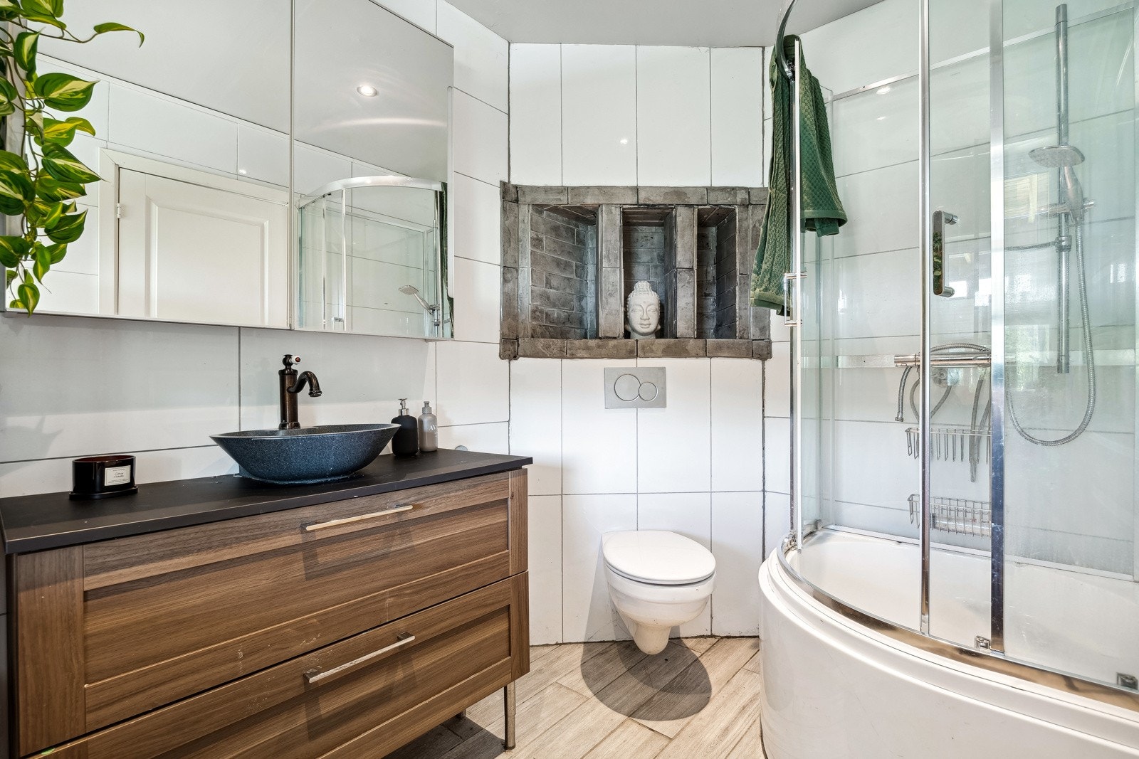 Badet ble oppgradert i 2019 og er utstyrt med dusjkabinett/badekar og en pen baderomsinnredning med skuffeseksjoner og overliggende servantskål. Galleribilde