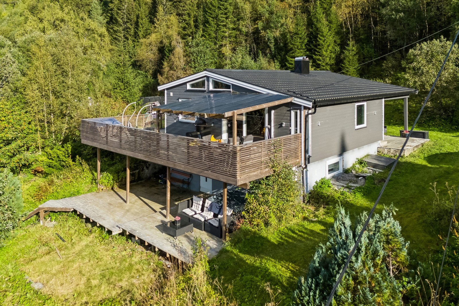 På et lite høydedrag like ved inngangen til Jonsvatnet, i idylliske og naturskjønne omgivelser med nydelig utsikt, ligger Osvegen 190. Galleribilde