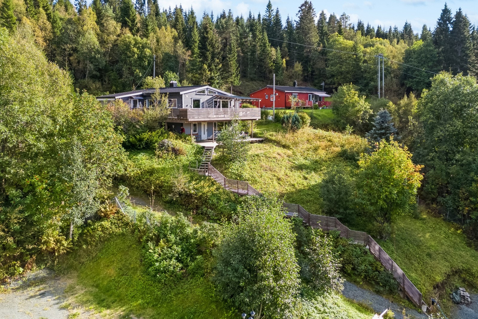 Nydelig skoglandskap og flott natur omkranser eiendommen på over 2 mål. Galleribilde