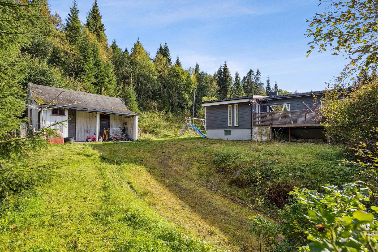 Det er grønt og frodig rundt tomta, og omgivelsene er rolige og fredelige. Galleribilde