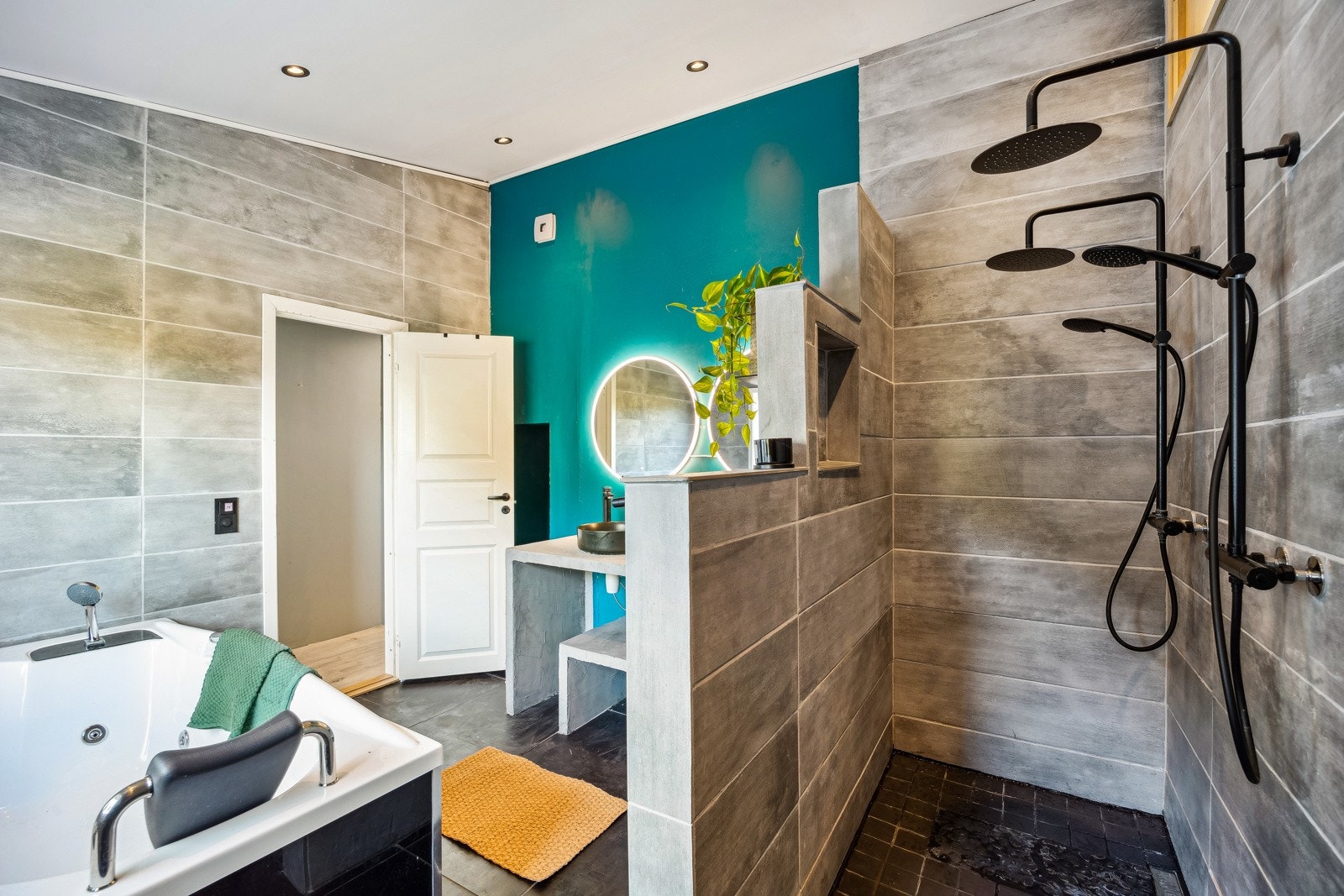 Innredningen består av dobbel servant, badekar og dusjnisje med to regndusjer. Badet har også toalett, gulvvarme og speil med integrert lys. Galleribilde