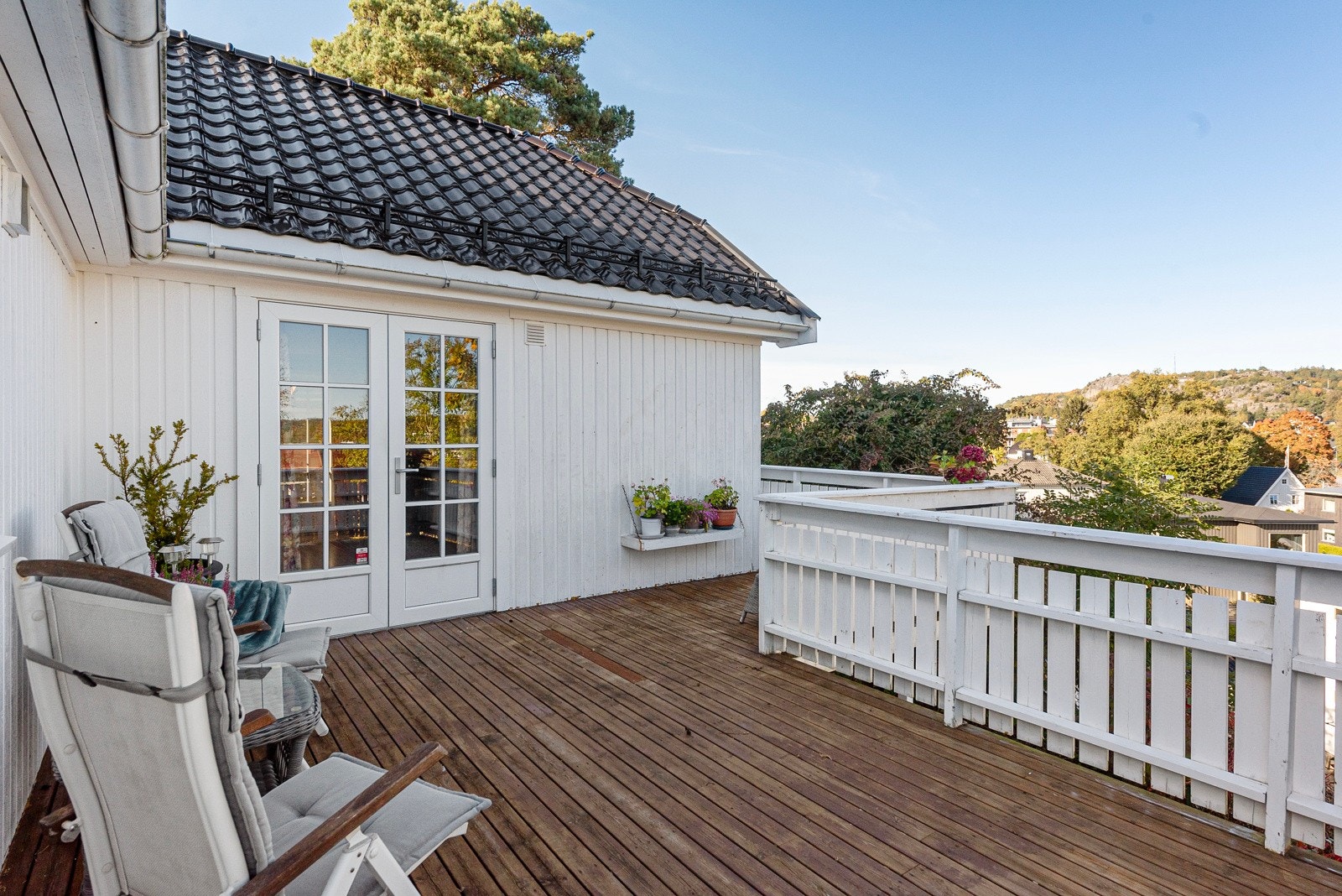 Stor flott balkong med utsikt mot byen og Preståsen Galleribilde