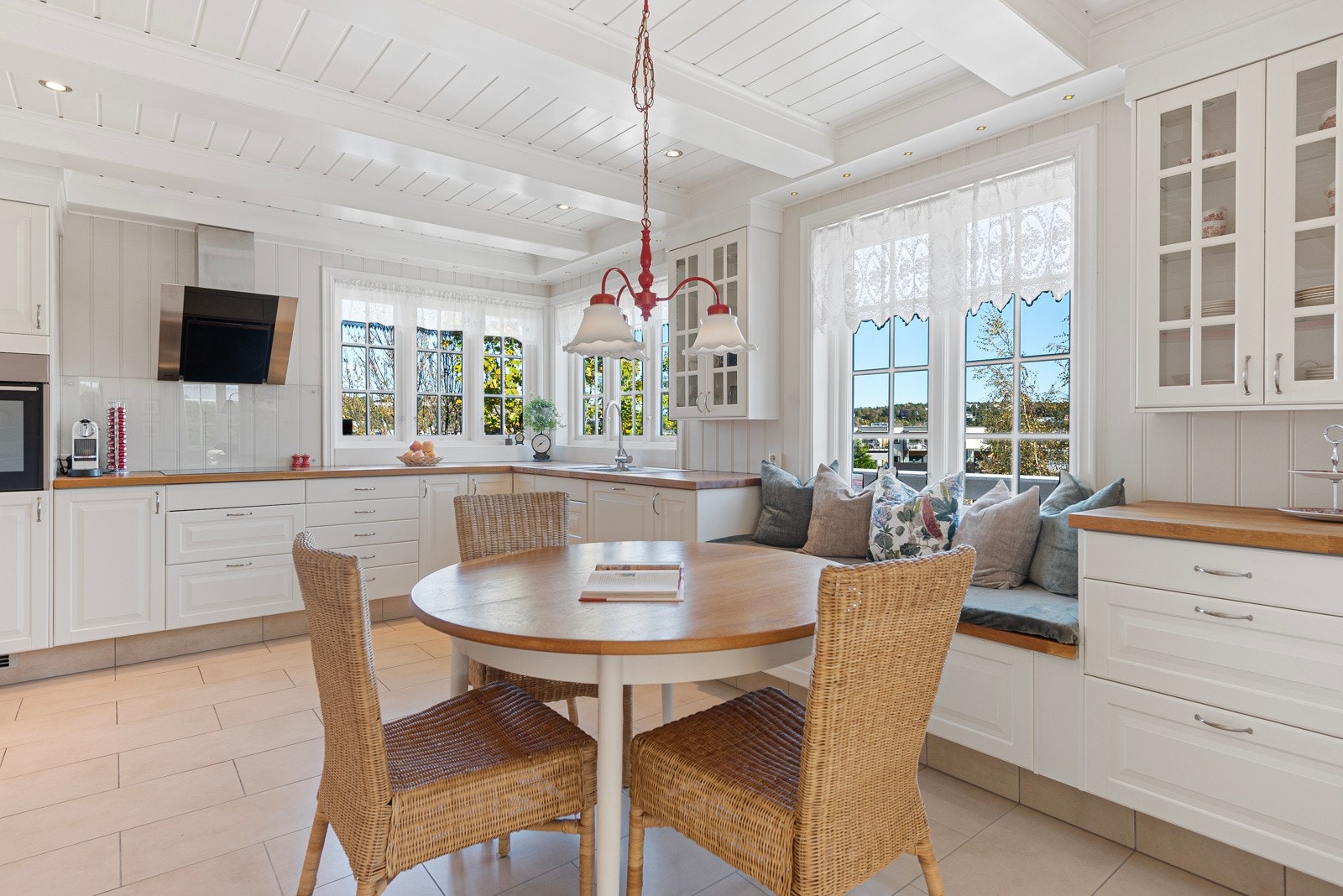 Kjøkken med mye lysinnslipp Galleribilde