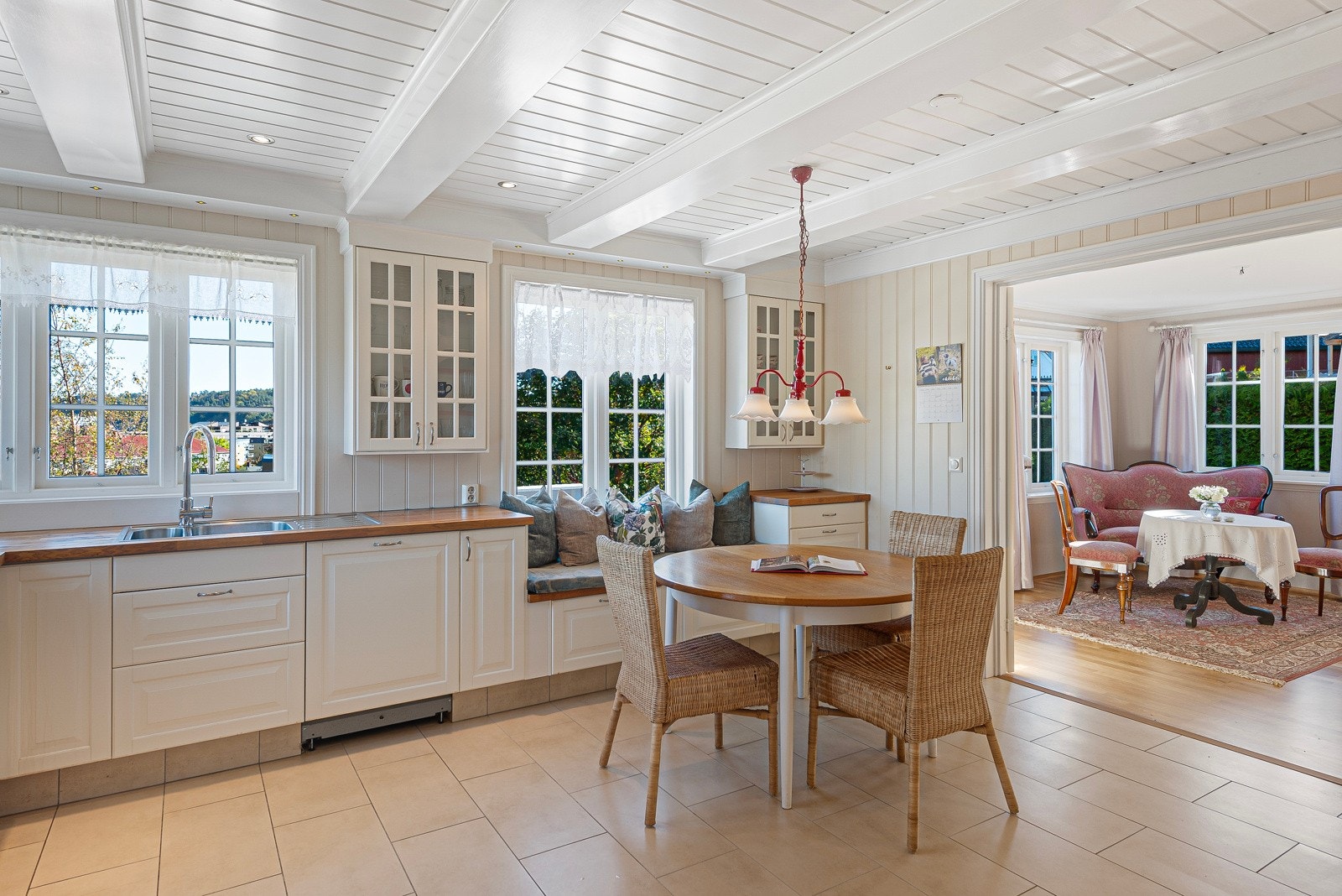 Stort flott kjøkken Galleribilde