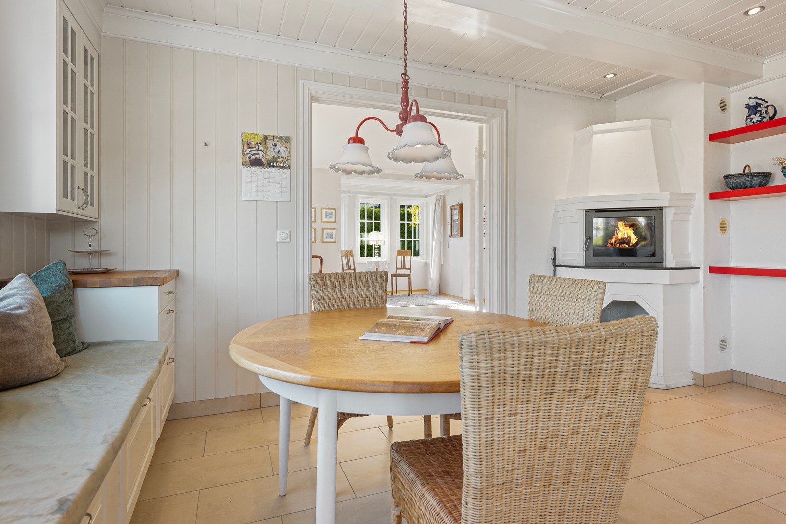 Peisovn på kjøkken som varmer godt på kalde dager Galleribilde