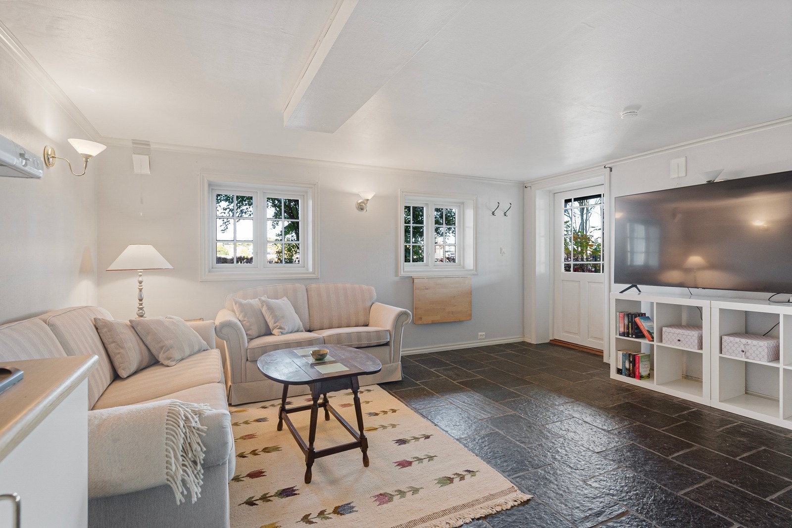 Innredet rom med egen inngang. Her er det også eget wc, dusj og opplegg for vaskemaskin. Galleribilde