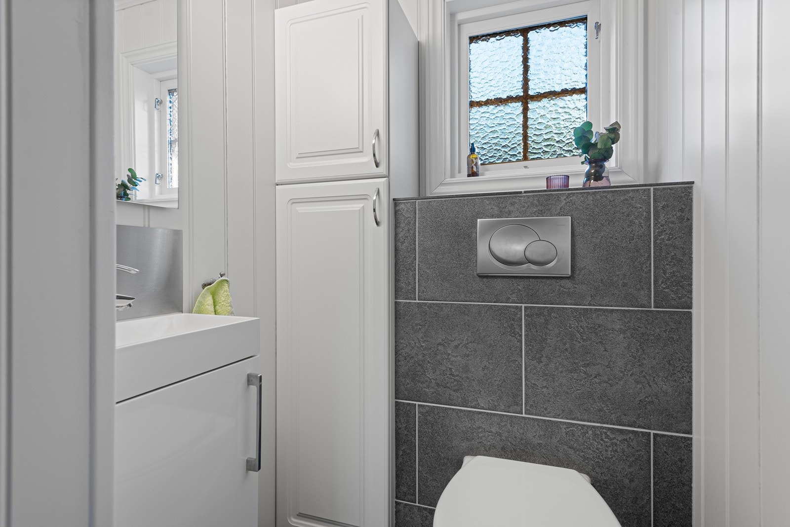 Separat toalett i hovedetasjen Galleribilde