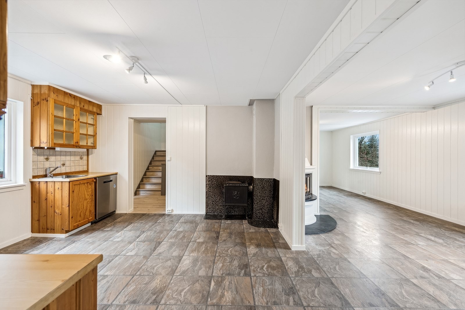 Åpent mellom kjøkken og stue. Galleribilde