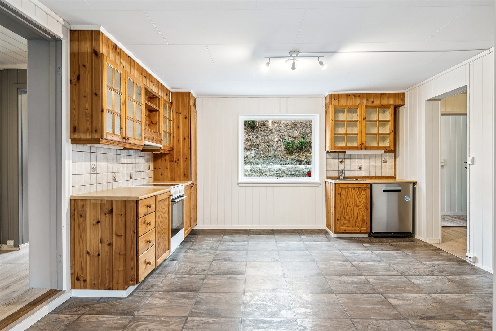 Kjøkken med frittstående hvitevarer. Galleribilde