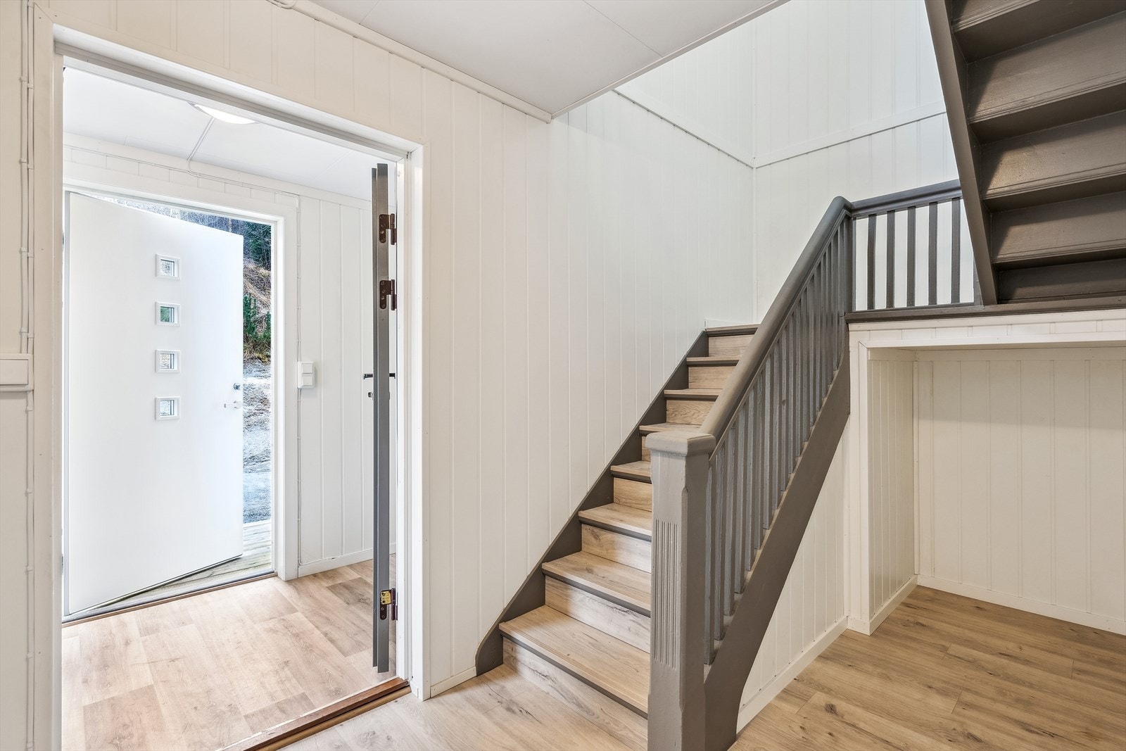 Gang med trapp opp til andre etasje. Galleribilde