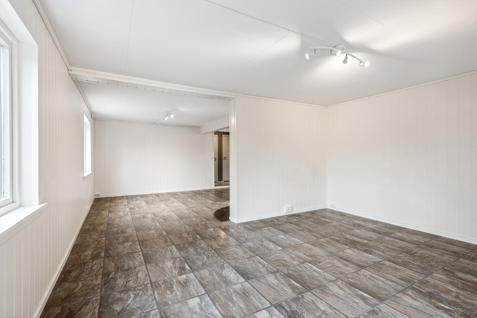 Stuen er malt i en nøytral farge. Galleribilde