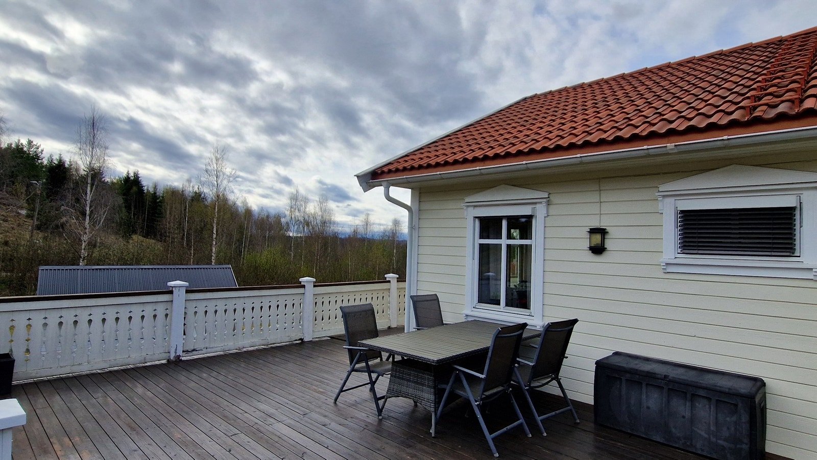 Stor terrasse på baksiden av huset med gode solforhold. Galleribilde