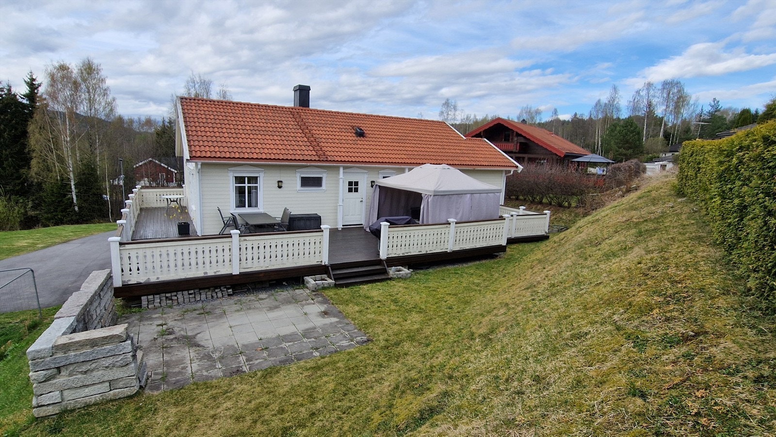 Fra terrassen er det direkte adkomst til hagen. Galleribilde