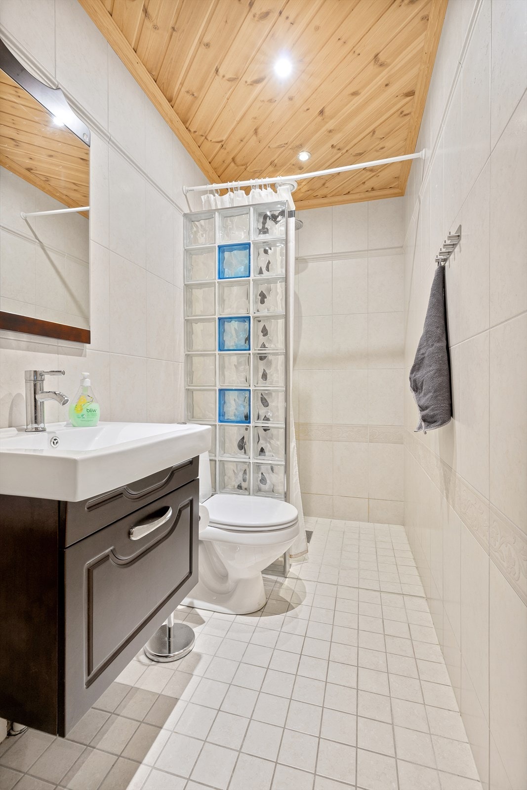 Badet i 1. etasje. Flislagt med dusj, wc og vask. Galleribilde