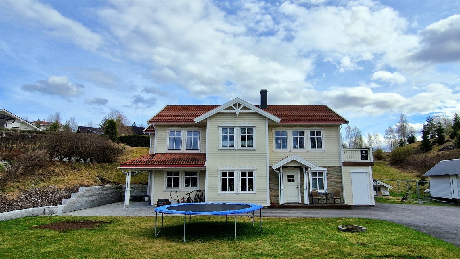 Huset ligger på en stor solrik tomt med skogen som nabo. Galleribilde