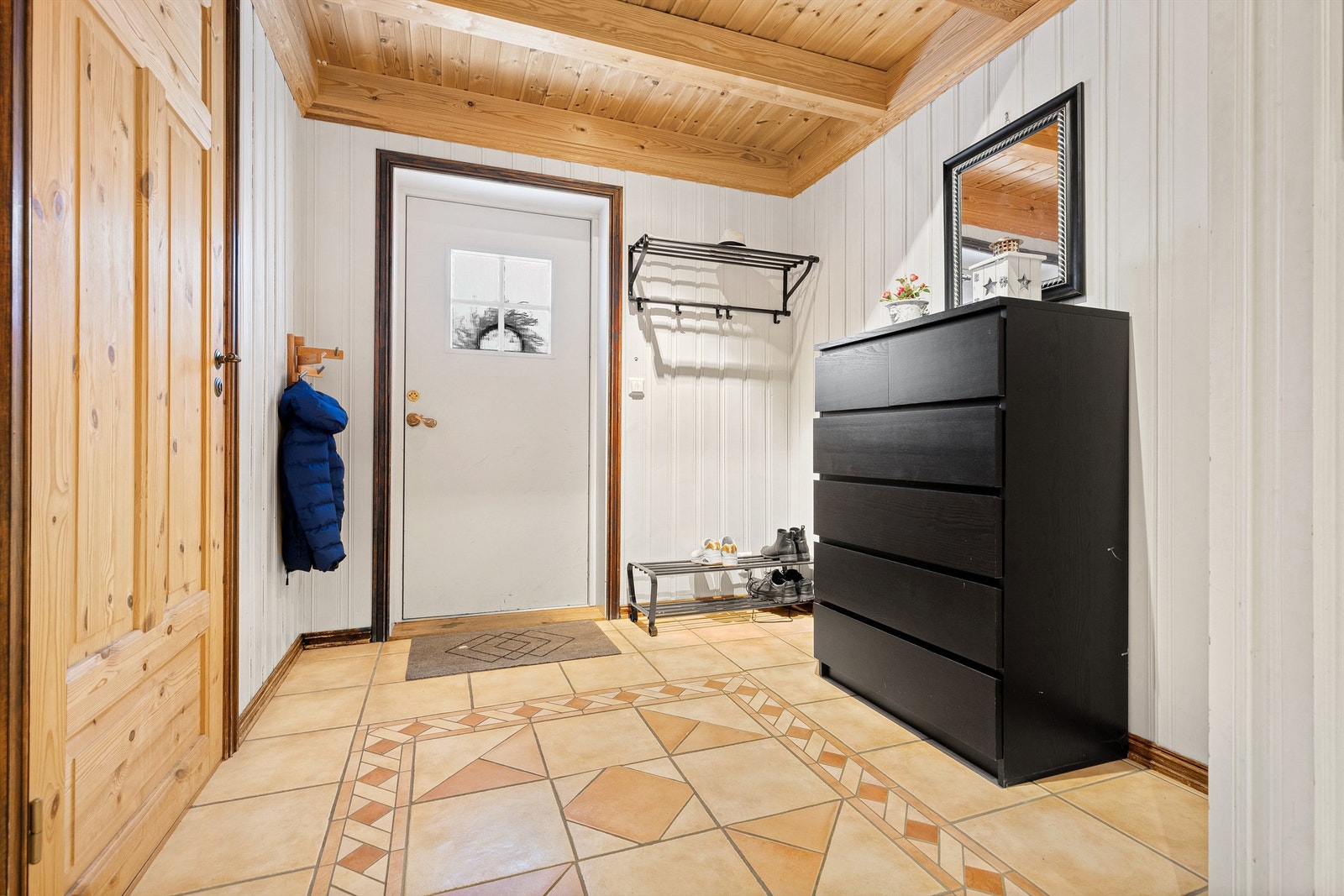 Velkommen inn stor flislagt gang. fra gangen er det ett soverom, bad og en bod. Galleribilde