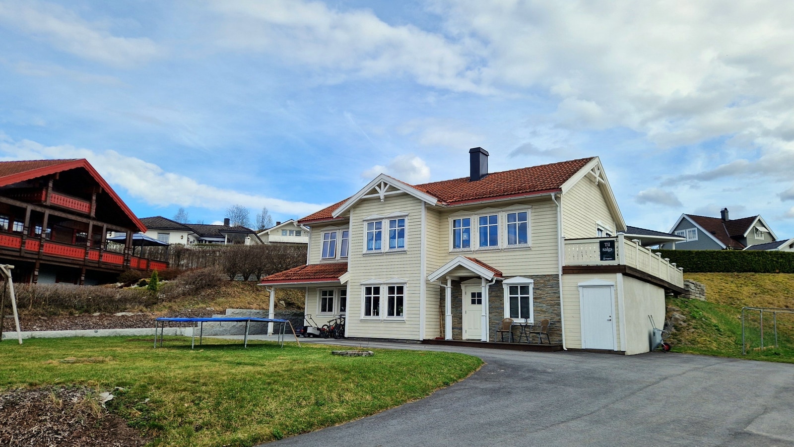 Velkommen på visning av denne flotte eneboligen med utleiedel og gode leieinntekter. Galleribilde