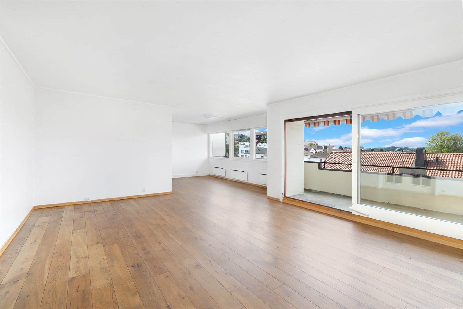 Stor stue med utgang til solrik og romslig balkong. Galleribilde