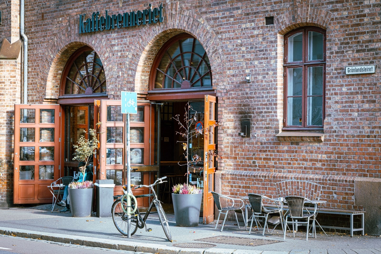 Hos kaffebrenneriet får du din favorittkaffe servert av dyktige baristaer. De tilbyr ferske bakervarer fra eget bakeri og et bredt utvalg av kaffe i løsvekt. For de minste tilbys også fantastiske iskremer og shakes Galleribilde