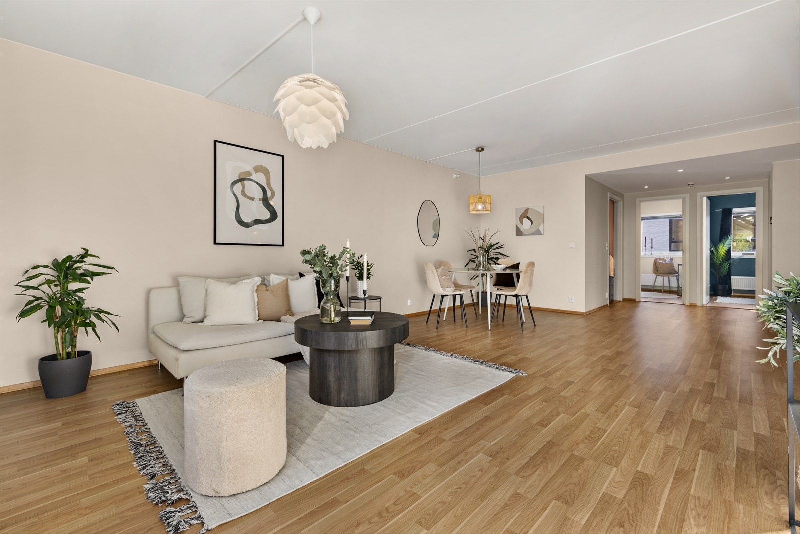 Målt takhøyde til ca. 2,19m på badet, gangen måles til 2,25 meter, entré måles til 2,33, mens øvrige rom måles til 2,50 meter Galleribilde