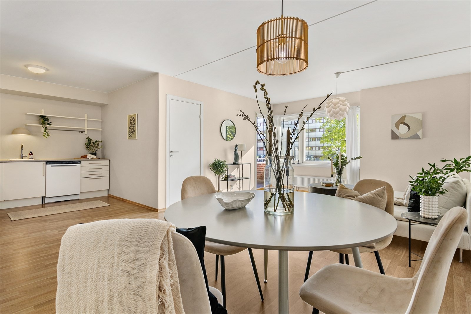 Boligen har åpen stue- og kjøkkenløsning, med utgang til balkong Galleribilde