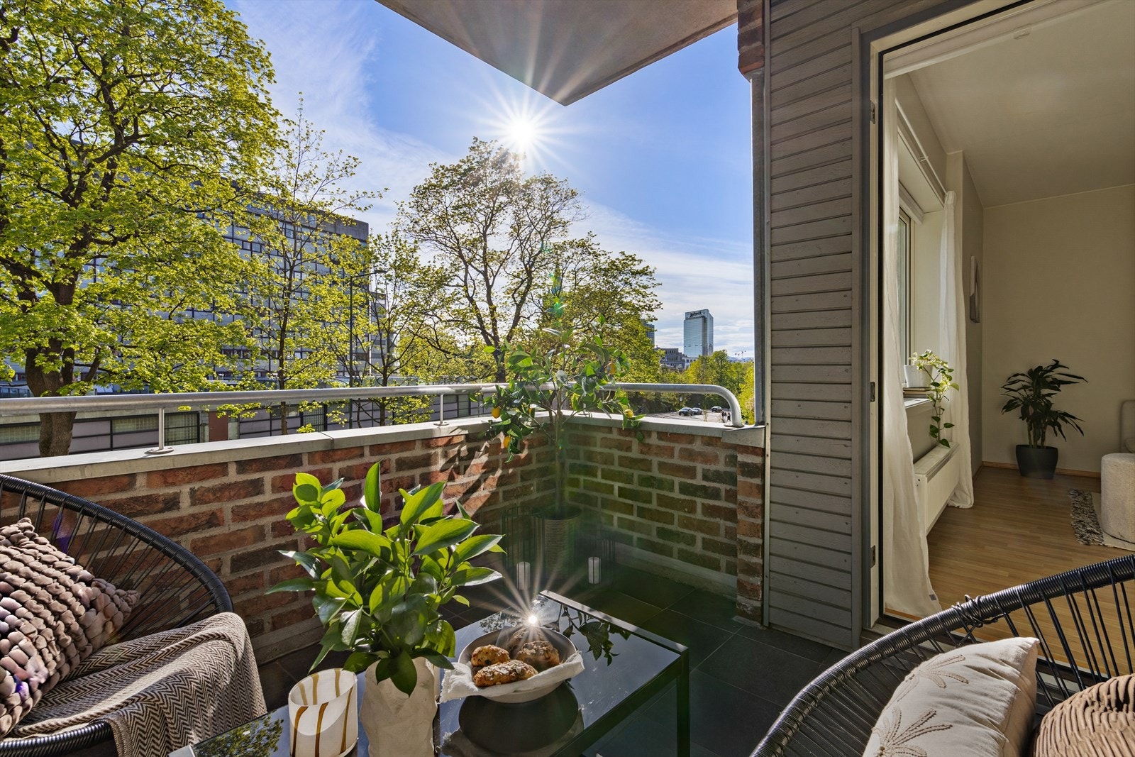 Leilighetens balkong er på 6 m² med adkomst fra stuen Galleribilde